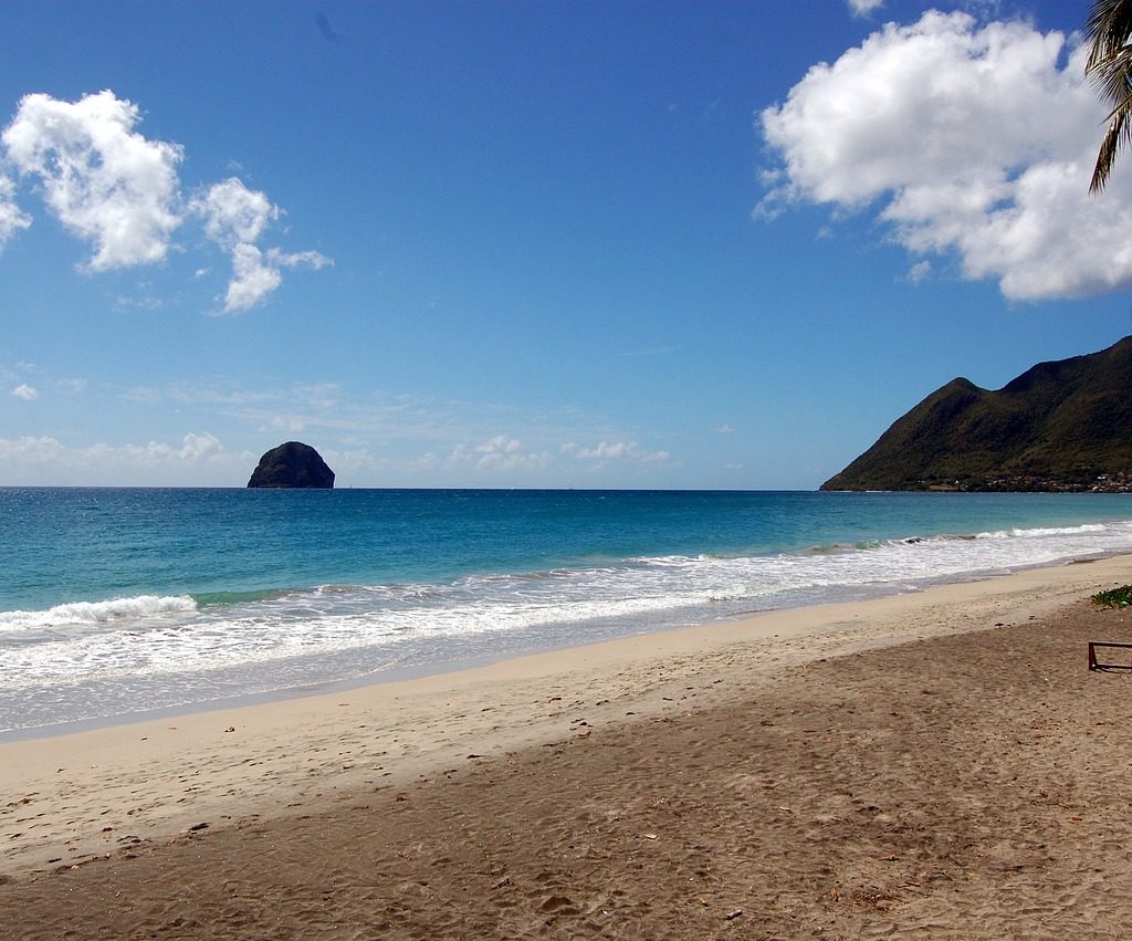 découvrez la martinique, une île enchanteresse des caraïbes, célèbre pour ses plages de sable blanc, sa culture riche, sa cuisine délicieuse et ses paysages verdoyants. partez à l'aventure entre la mer turquoise et les volcans majestueux, et plongez dans l'hospitalité chaleureuse des martiniquais.