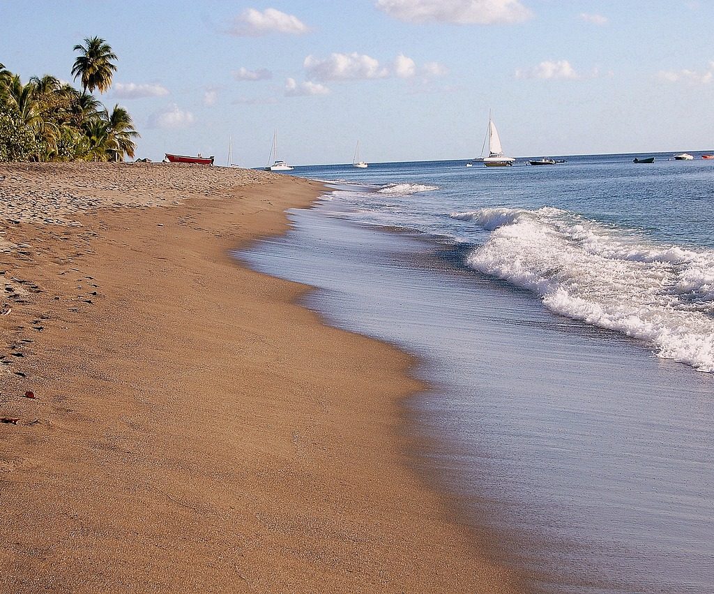 découvrez la beauté envoûtante de la martinique, une île paradisiaque des caraïbes, riche en culture, plages de sable blanc et paysages luxuriants. partez à l'aventure entre la mer turquoise et les volcans majestueux, tout en savourant la délicieuse gastronomie locale.