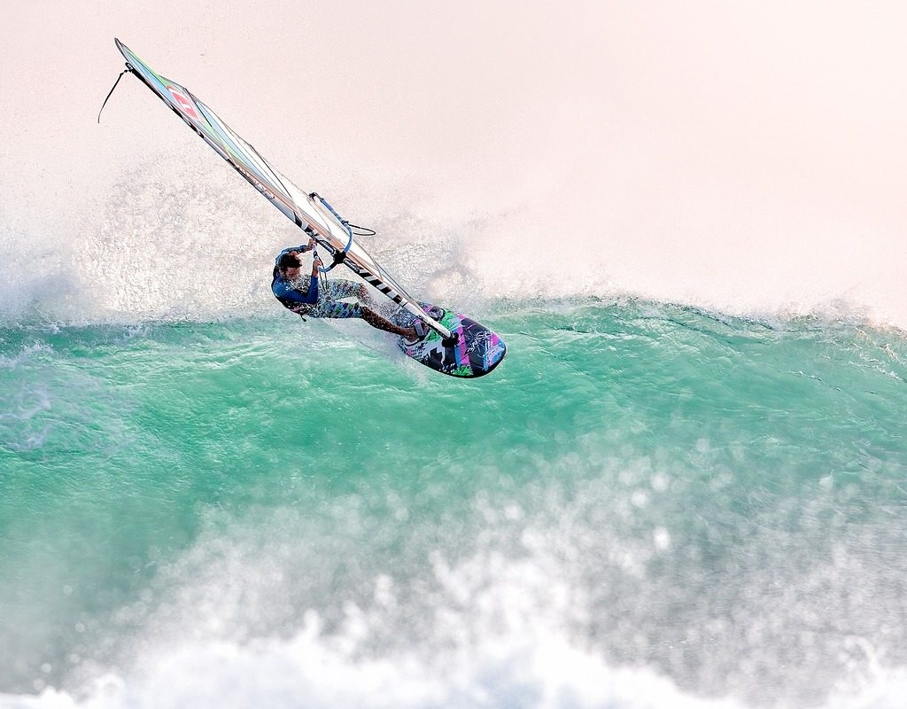 découvrez le windsurfing, un sport aquatique alliant vitesse et sensations fortes. explorez les plus belles plages et apprenez à maîtriser la planche à voile grâce à des conseils d'experts et des vidéos éducatives. rameutez votre esprit aventurier et laissez-vous emporter par le vent!