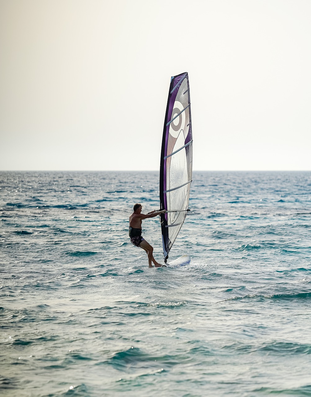 découvrez le kitesurfing, un sport nautique excitant alliant glisse et sensations fortes. apprenez les techniques essentielles, choisissez l'équipement adapté et trouvez les meilleures destinations pour profiter de ce loisir spectaculaire. que vous soyez débutant ou expert, plongez dans l'univers du kitesurfing et vivez des moments inoubliables sur les vagues.