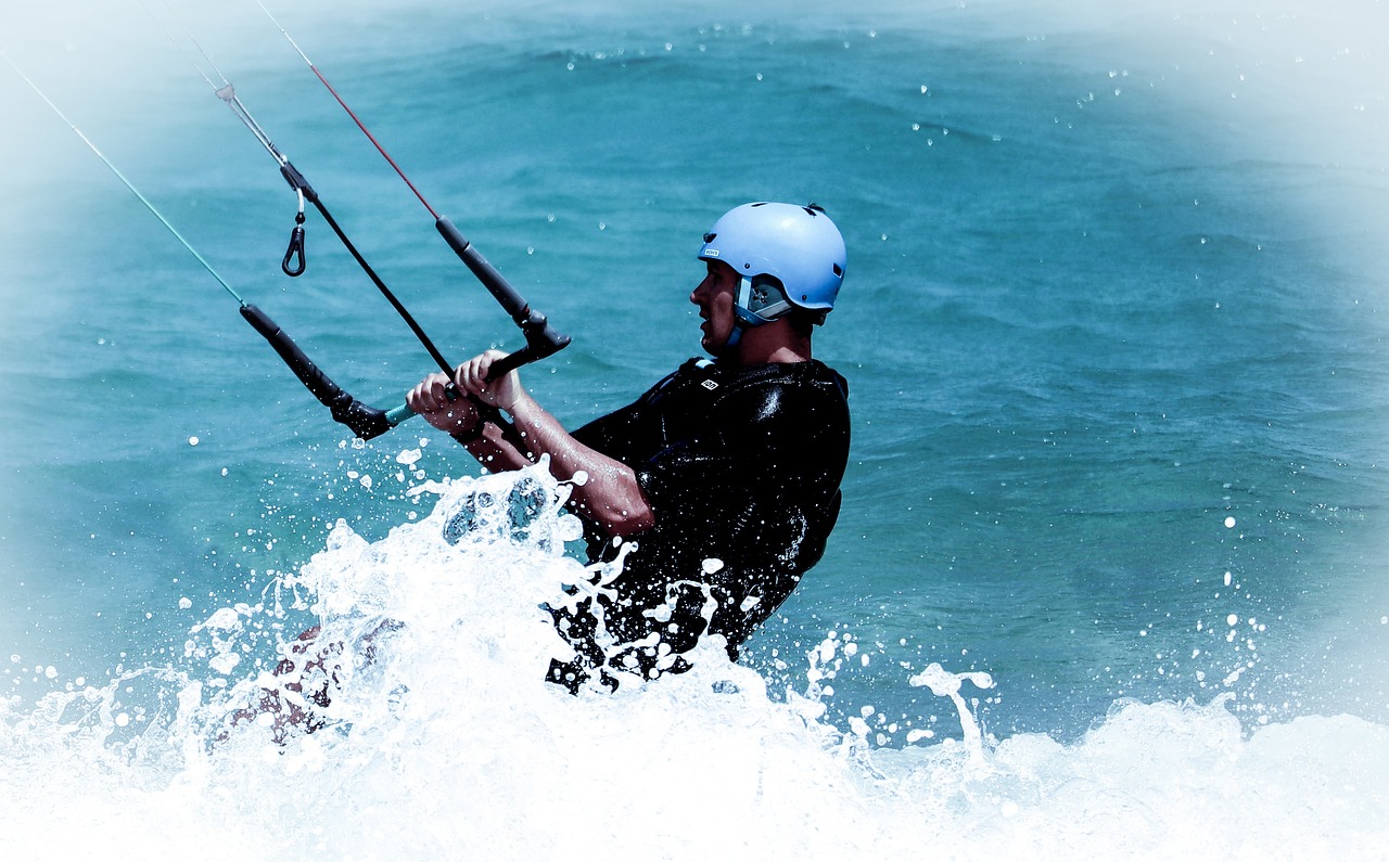 découvrez les sensations intenses du kitesurfing, un sport nautique exaltant qui combine la puissance du vent et les vagues pour une expérience de glisse inoubliable. que vous soyez débutant ou expert, apprenez à maîtriser le ciel et l'eau dans des paysages à couper le souffle.