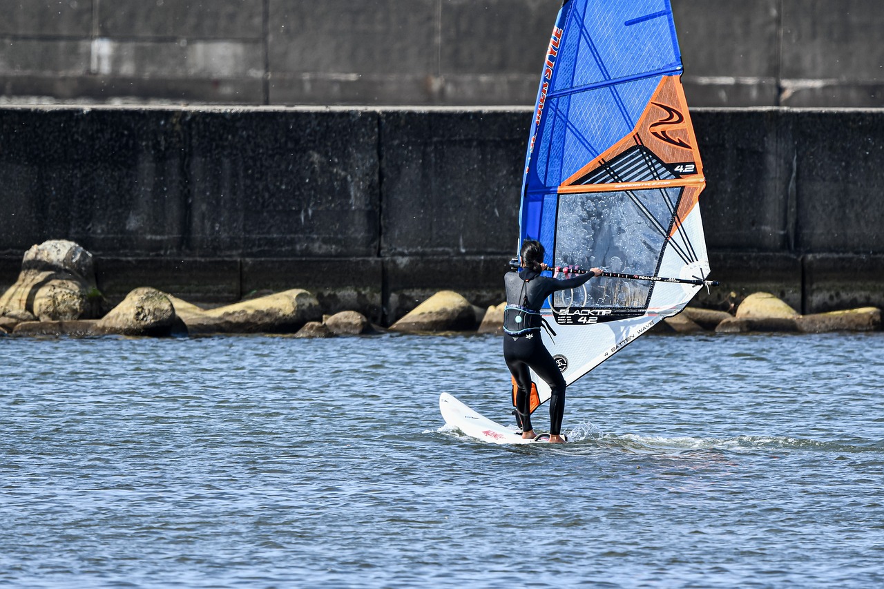 découvrez le windsurfing, un sport aquatique excitant qui allie glisse et sensations fortes. parfait pour les amateurs d'aventure, le windsurfing offre des moments inoubliables sur l'eau, que vous soyez débutant ou expert. profitez des plus beaux spots de la mer tout en maîtrisant la planche et la voile.