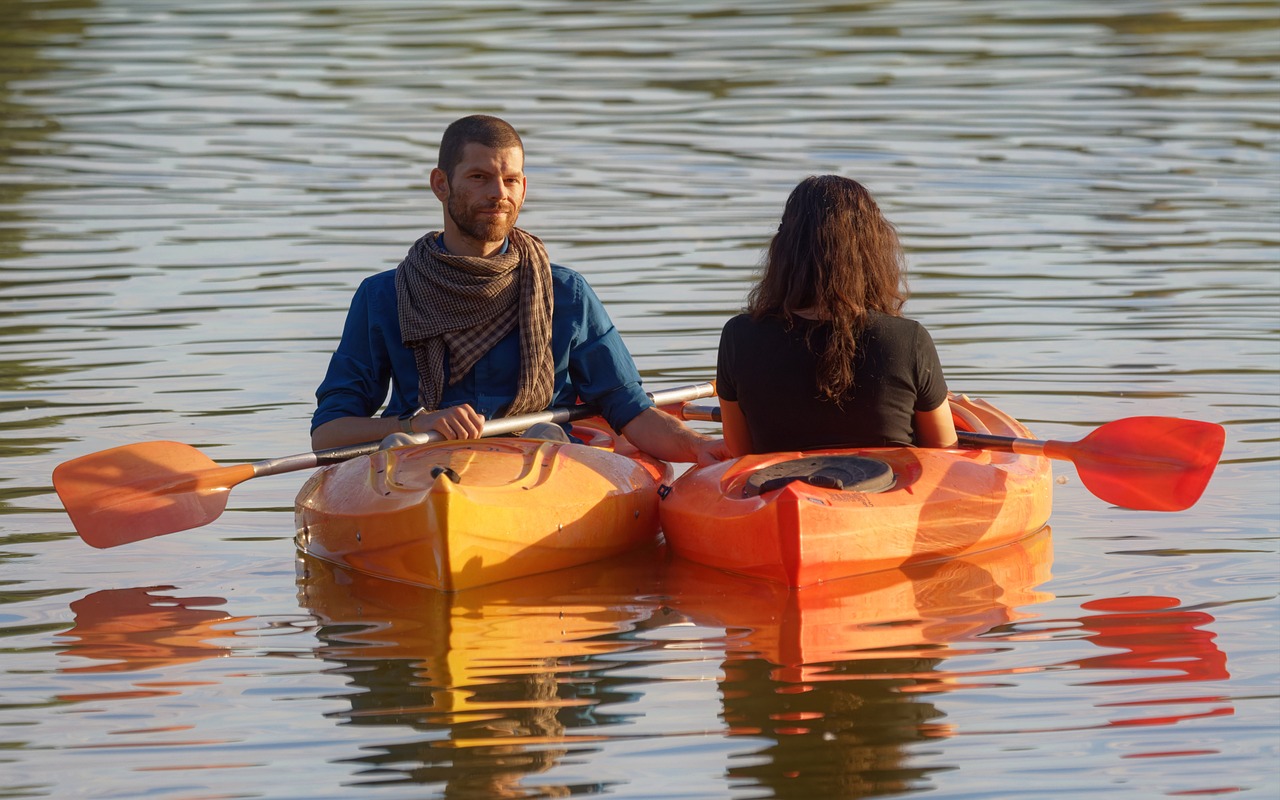 découvrez l'aventure du kayak de mer : explorez des paysages marins époustouflants, améliorez votre technique de pagayage et plongez dans une expérience inoubliable au cœur de la nature.