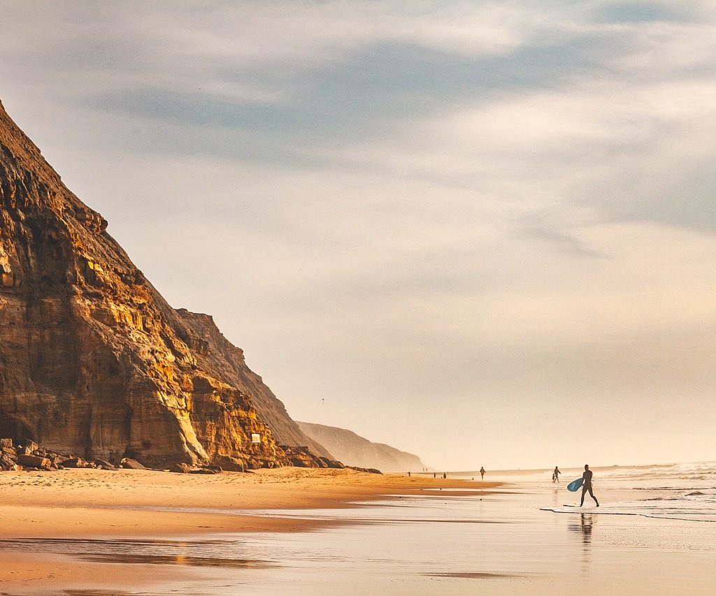 découvrez les meilleurs spots de surf à travers le monde, des plages ensoleillées aux vagues légendaires. que vous soyez débutant ou expert, trouvez votre prochain endroit idéal pour glisser sur les vagues et vivre des moments inoubliables.
