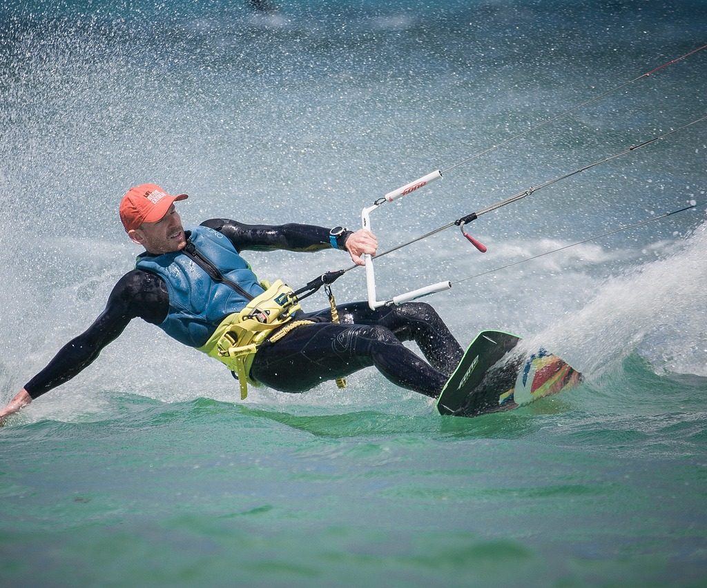 découvrez le kitesurfing, un sport nautique passionnant qui allie sensations fortes et paysages à couper le souffle. que vous soyez débutant ou expert, apprenez les meilleures techniques, choisissez l'équipement idéal et explorez les meilleures destinations pour pratiquer le kitesurf. préparez-vous à dominer les vagues et à vivre des expériences inoubliables sur l'eau.