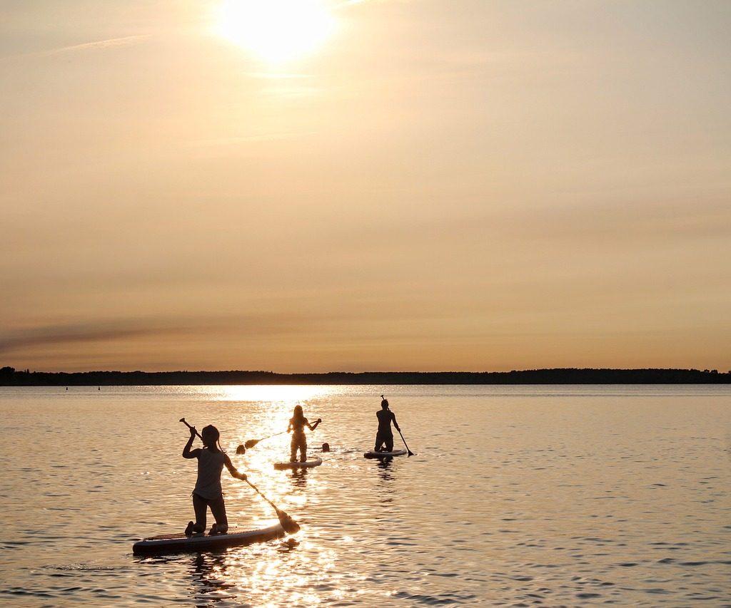 découvrez l'harmonie entre le yoga et le stand up paddle avec notre pratique en plein air. améliorez votre équilibre, renforcez votre corps et détendez votre esprit sur l'eau tout en profitant de la sérénité de la nature.