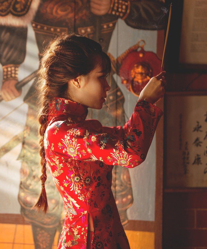 découvrez l'univers fascinant des costumes traditionnels, qui reflètent la richesse culturelle et l'histoire des différentes régions. explorez les détails artisanaux, les matériaux authentiques et l'importance de ces tenues dans les cérémonies et les festivals.